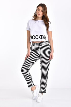Brooklyn Baskılı Beyaz Tişört ve Çizgili Siyah Pantolonlu Takım