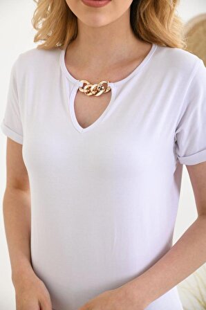 Yuvarlak Yaka Takılı Asimetrik Kesim Beyaz Kadın Tişört