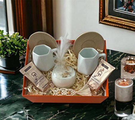  Beyaz Türk Kahvesi Fincanı & Cam Fanusta Dekoratif Mum & Makrome Anahtarlık Seti