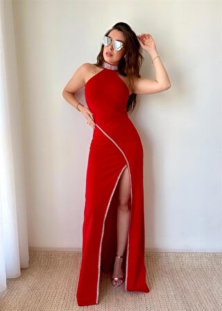 Larissa Taş Detaylı Halter Yaka Yırtmaçlı Kırmızı Elbise
