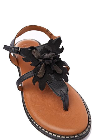 Siyah Çiçekli Parmak Arası Deri Kadın Sandalet