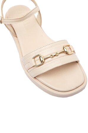 Beyaz Metal Detaylı Deri Kadın Sandalet