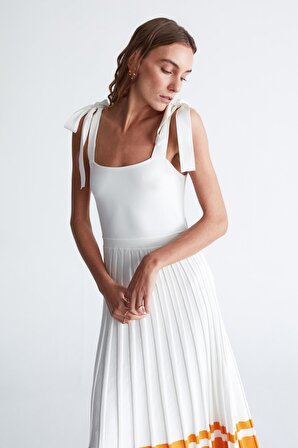 Styleboom X Peraluna KELLY DRESS Askılı Bağlama Detaylı Rahat Kesim Midi Boy Yazlık Kadın Triko Elbise Ekru