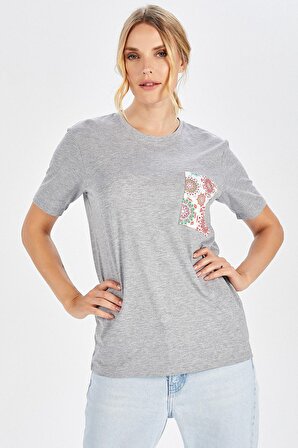 Peraluna Cebi Desenli Düz Kesim Açık Gri Pamuklu Kadın T-Shirt