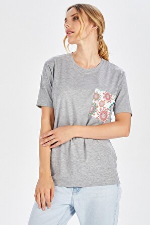 Peraluna Cebi Desenli Düz Kesim Açık Gri Pamuklu Kadın T-Shirt