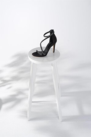 Kadın Taşlı Çapraz Bantlı Arkası Fermuarlı Saten Topuklu Ayakkabı Siyah Saten