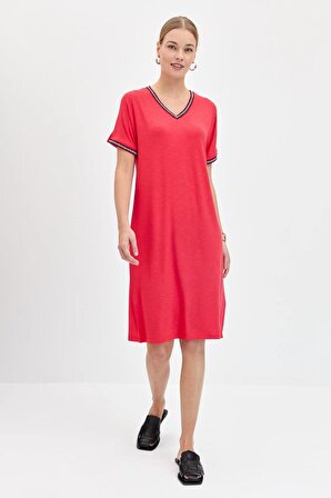 Kadın V Yaka Yakası ve Kol Ucu Renkli Penye Elbise Mercan