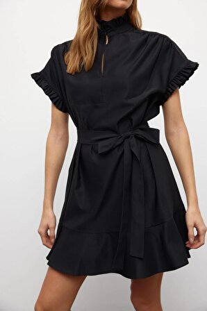 Muni Muni Düz Renk  Kısa Kollu Fırfır Detaylı Kuşaklı Elbise-Siyah