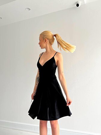 Askılı Diz Üstü Siyah Mini Elbise