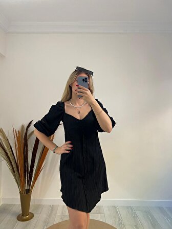 Siyah Düğmeli Gofreli Elbise