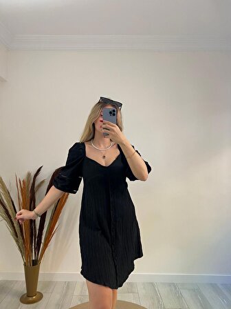 Siyah Düğmeli Gofreli Elbise