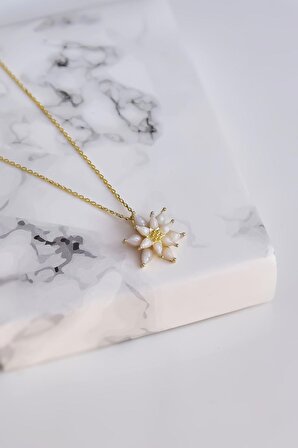 925 Ayar Gümüş Gold Kaplama Beyaz Mineli Lotus Çiçeği Kolye