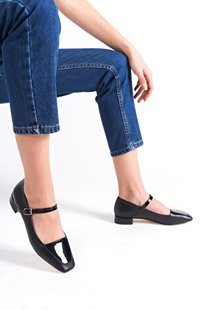 Kadın Siyah Rugan Detaylı Kare Burunlu Bantlı Cilt Topuklu Ayakkabı