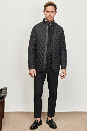 Erkek Siyah Standart Fit Normal Kesim Dik Yaka Çıtçıtlı Dolgulu Desenli Overcoat