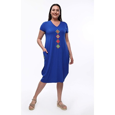 Kadın Büyük Beden Pano Desen Nakışlı Cepli Mavi Elbise