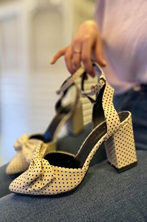 Merve BAŞ® Ten Rengi Siyah Puantiyeli Günlük Klasik Topuklu Ayakkabı