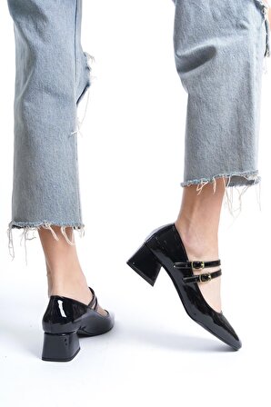 Merve BAŞ Kadın Siyah Rugan  Arkası Kapalı Çift Bant Kare Küt Burunlu Baretli Kısa Blok Topuklu Ayakkabı