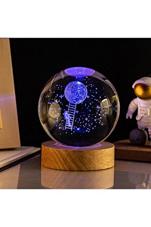 Işıklı Ahşap Kaideli Aya Çıkan Astronot Cam Küre 8cm*6cm