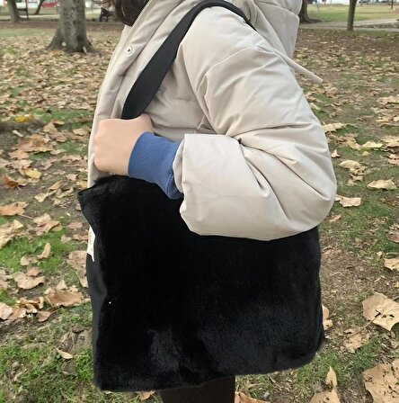 Siyah peluş kürklü çanta